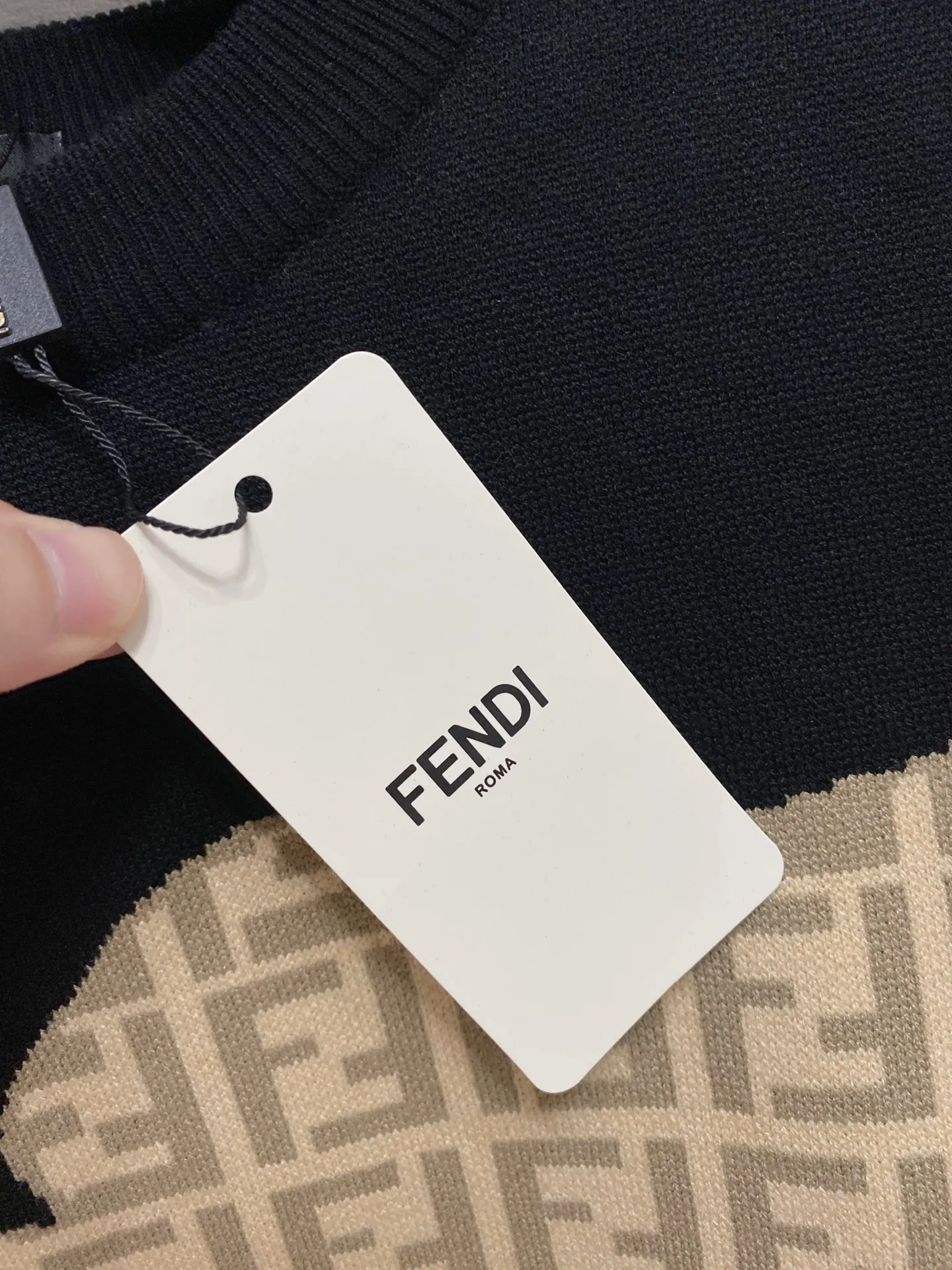 🅿️440 LV crew neck sweater, made of wool blended yarn, has good warmth retention, fluffy and soft, doubles skin care, giving you a lightweight wearing experience. High-quality natural fibers ensure high-quality life. The whole piece adopts solid color single-sided craftsmanship, leaving loose space when fit, solid color plain weave, neat texture, solid color design, durable and high-end. The workmanship is meticulous, fashionable and versatile. The reverse shoulder design is simple and comfortable. At the same time, it uses counter stitching to highlight the quality in the details, making the temperament more low-key, restrained, calm and stylish, and better showing the clean and tidy side of successful men. The collar, cuffs, and hem are made of dense rib weaving, which is tight and elastic, not easy to deform, and highlights the details and texture. Whether worn alone or layered, it can not only give you a warm feeling, but also give you a sophisticated sense of fashion.      Size: M-XXXL